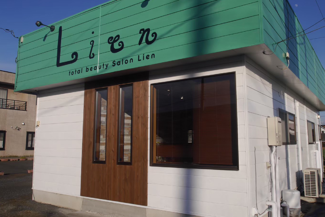 遊び心のある壁紙と黒板。